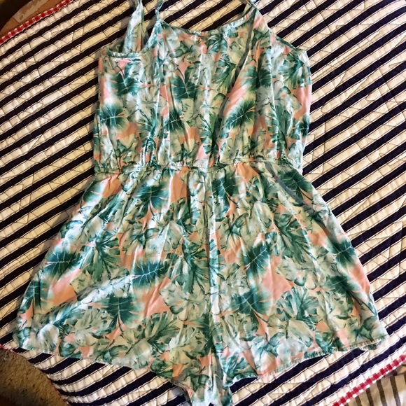 Forever 21 Pants - 🌻🌻 Cute romper.